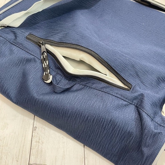 Champion Large Insulated Shoulder Bag - Picture 9 of 9